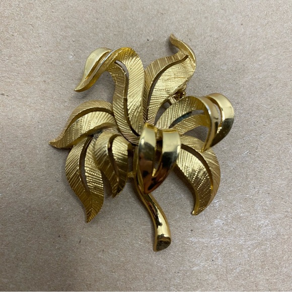 Vintage Crown Trifari Brooch Brushed Gold Tone Textured Ribbon Leaf - Picture 7 of 12